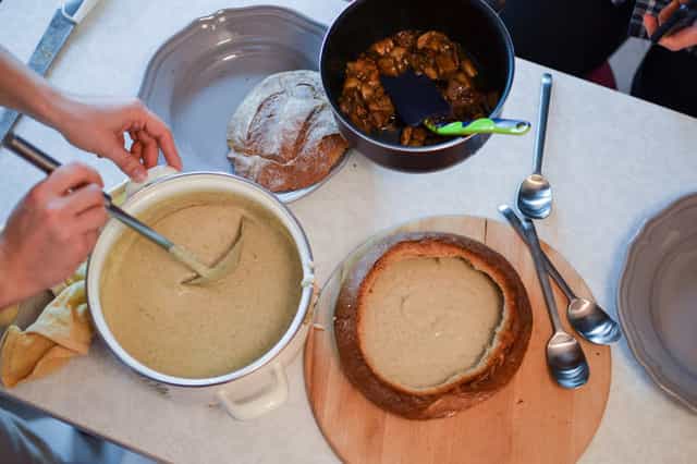 Грибной суп-крем готов - раскладываем по тарелкам и в булку
